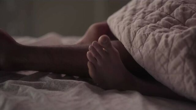 Emily Alyn Lind. Whitney Peak - 'Gossip Girl' S1E01